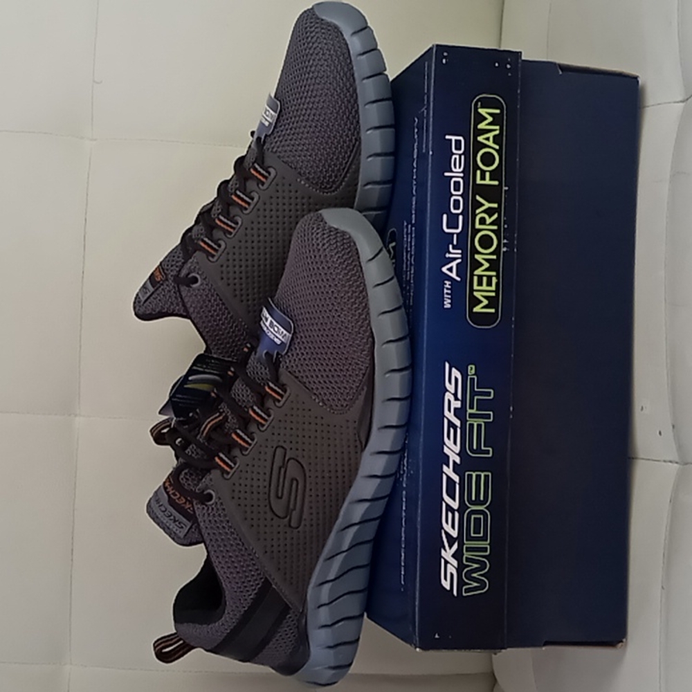 Skechers Wide Fit, Mens Memory form Sneakers Size 10